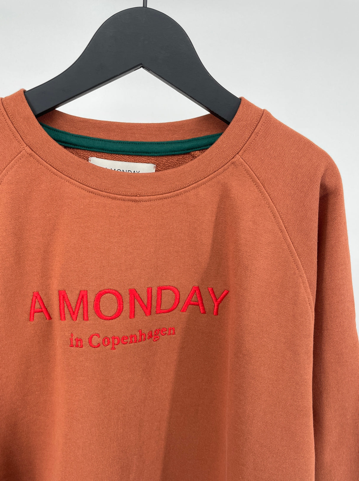 Trui Bruin Logo Maat 152