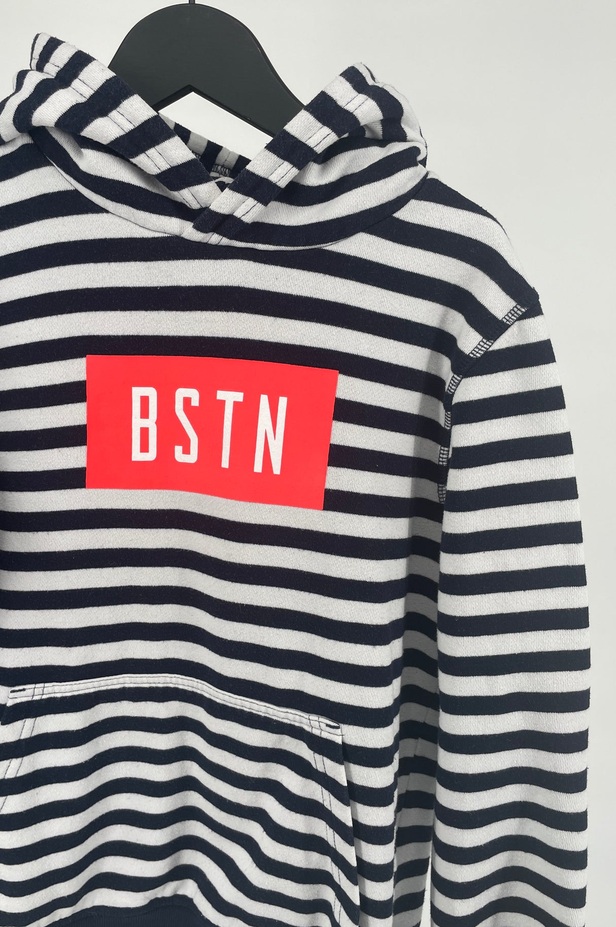 Hoodie Donkerblauw Wit Gestreept met Box Logo Maat 128 / 134