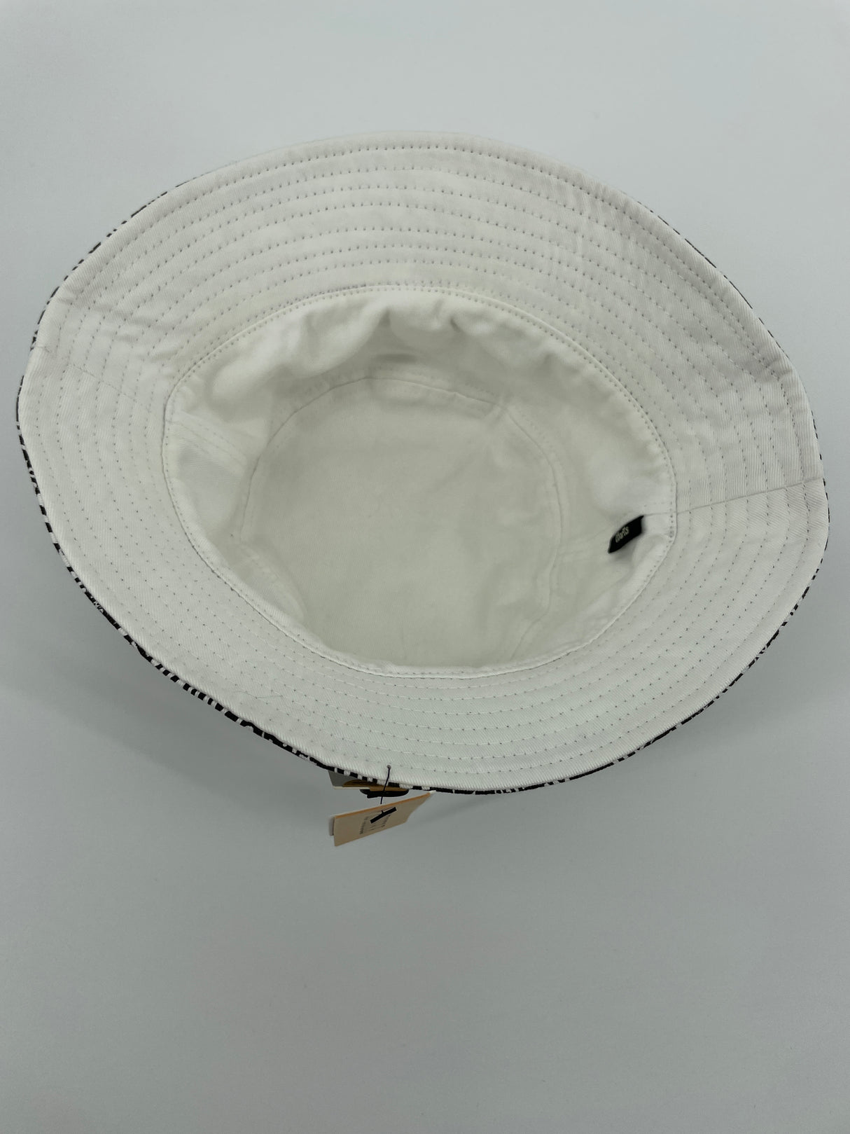 Vissershoedje Zwart Wit Letters Maat 4 - 8 Jaar