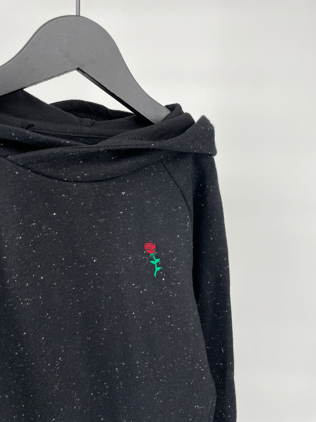 Hoodie Zwart met Roos Maat 122