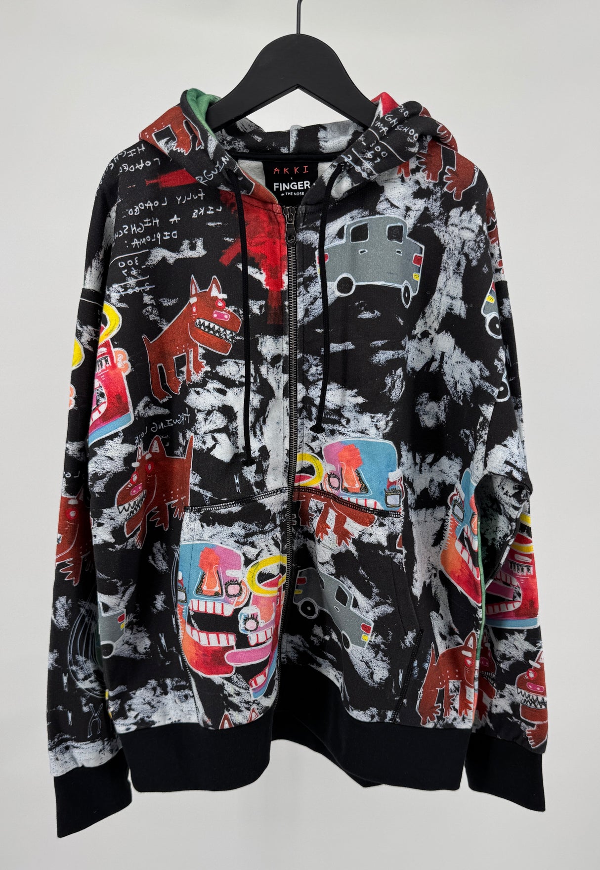 Vest Capuchon Zwart met Kunst Print AKKI Maat 164 / 170