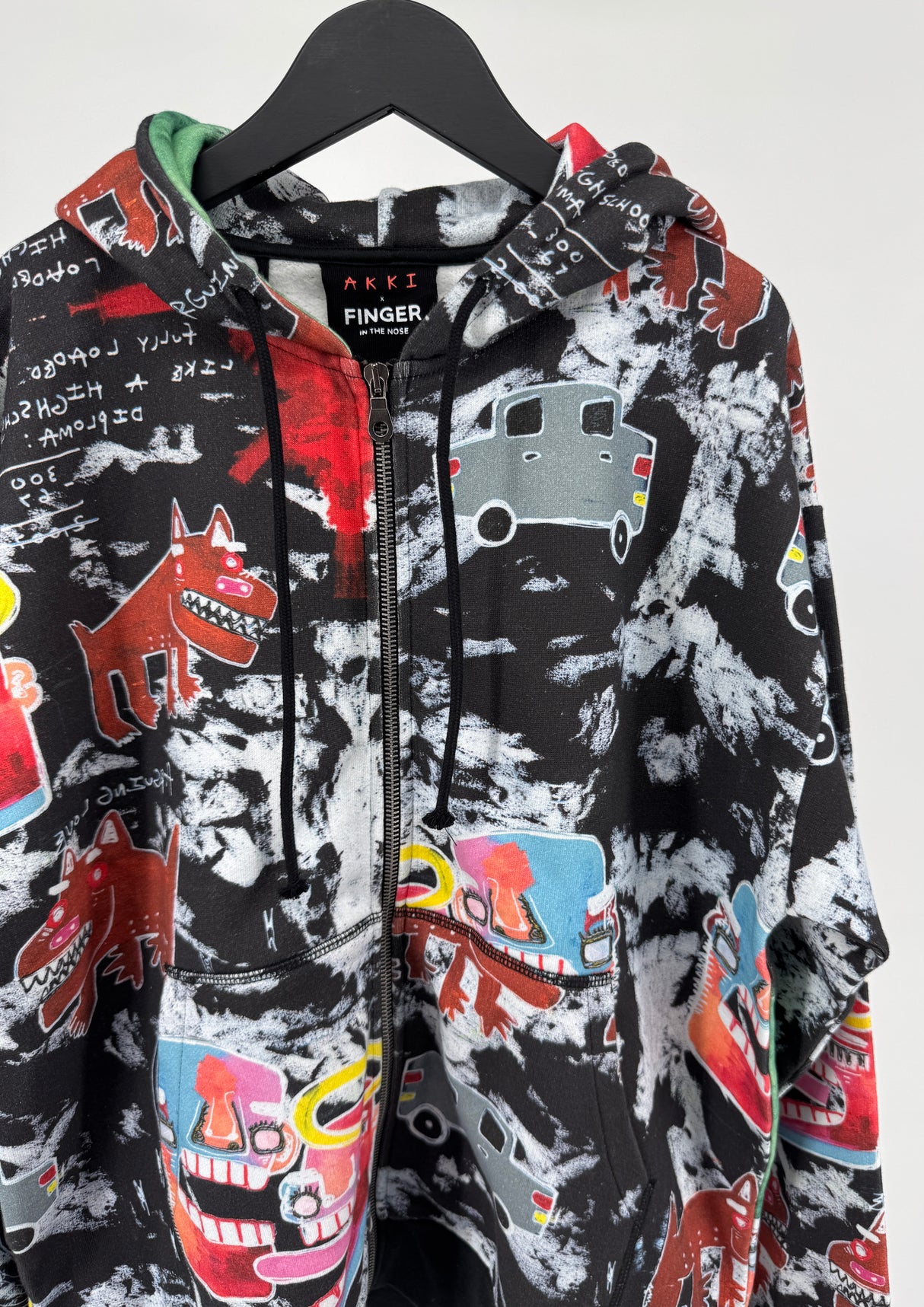 Vest Capuchon Zwart met Kunst Print AKKI Maat 164 / 170