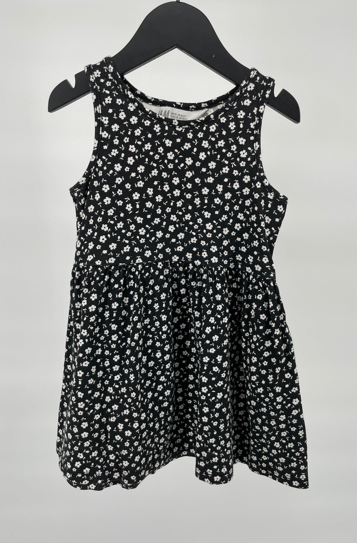 Jurkje Mouwloos Zwart met Witte Bloemetjes Maat 92