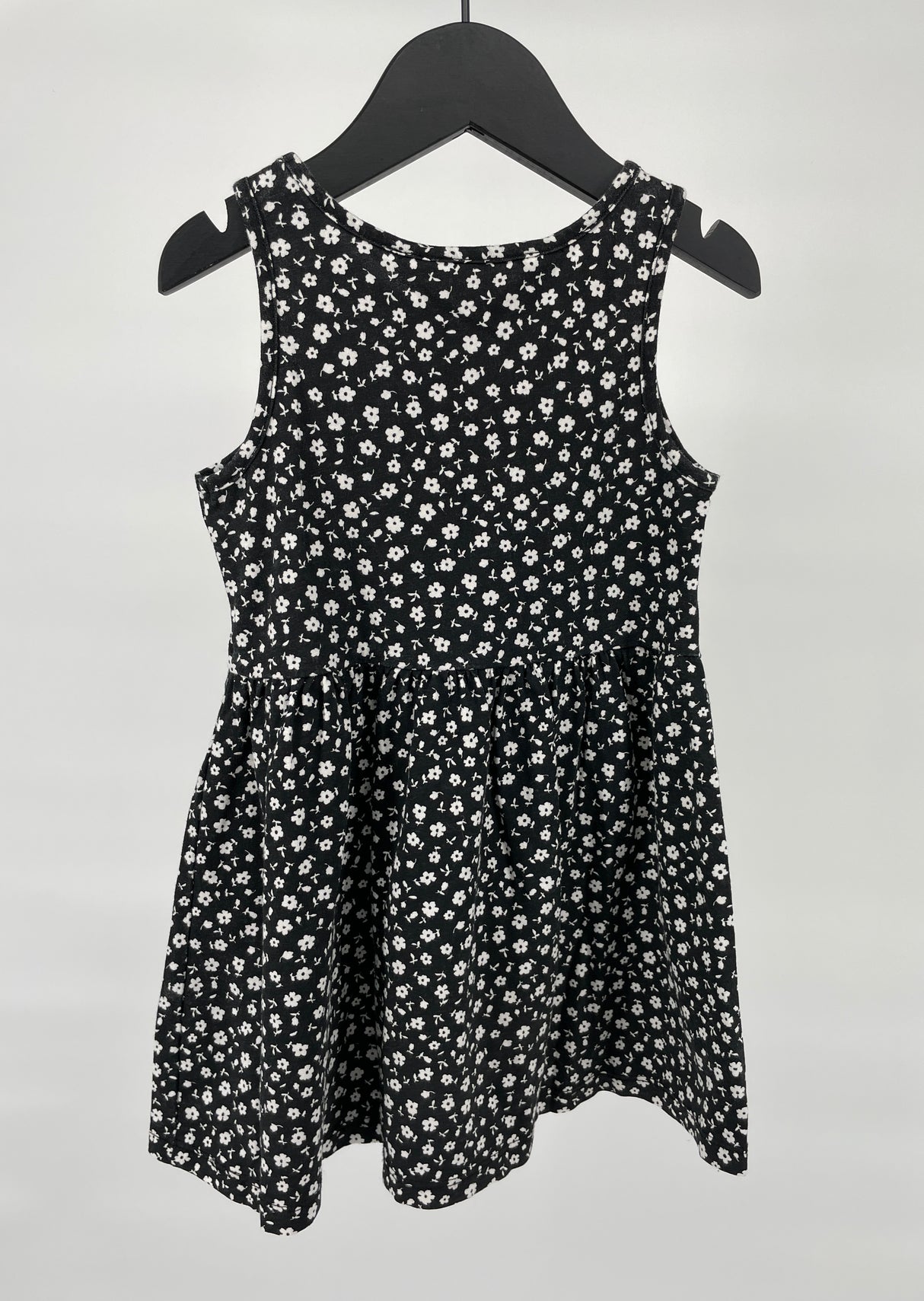 Jurkje Mouwloos Zwart met Witte Bloemetjes Maat 92