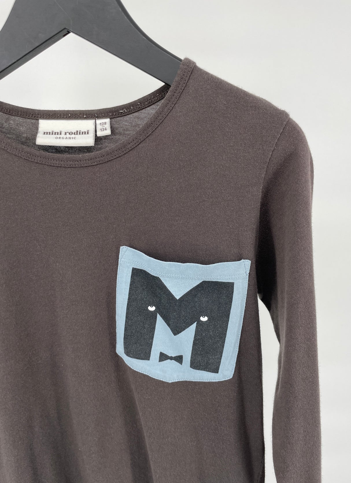 Longsleeve Bruin Zakje Letter M Maat 128 / 134