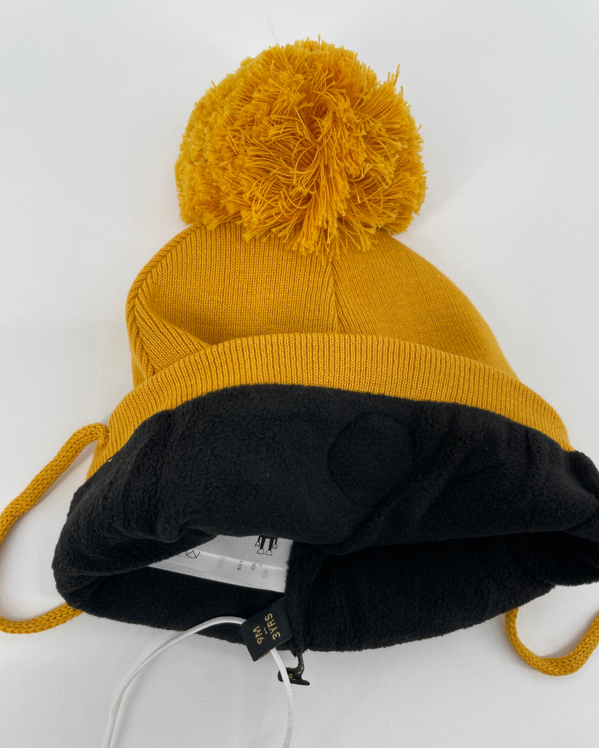 Muts Geel Pinguin Pompon Maat 9 Maanden – 3 Jaar