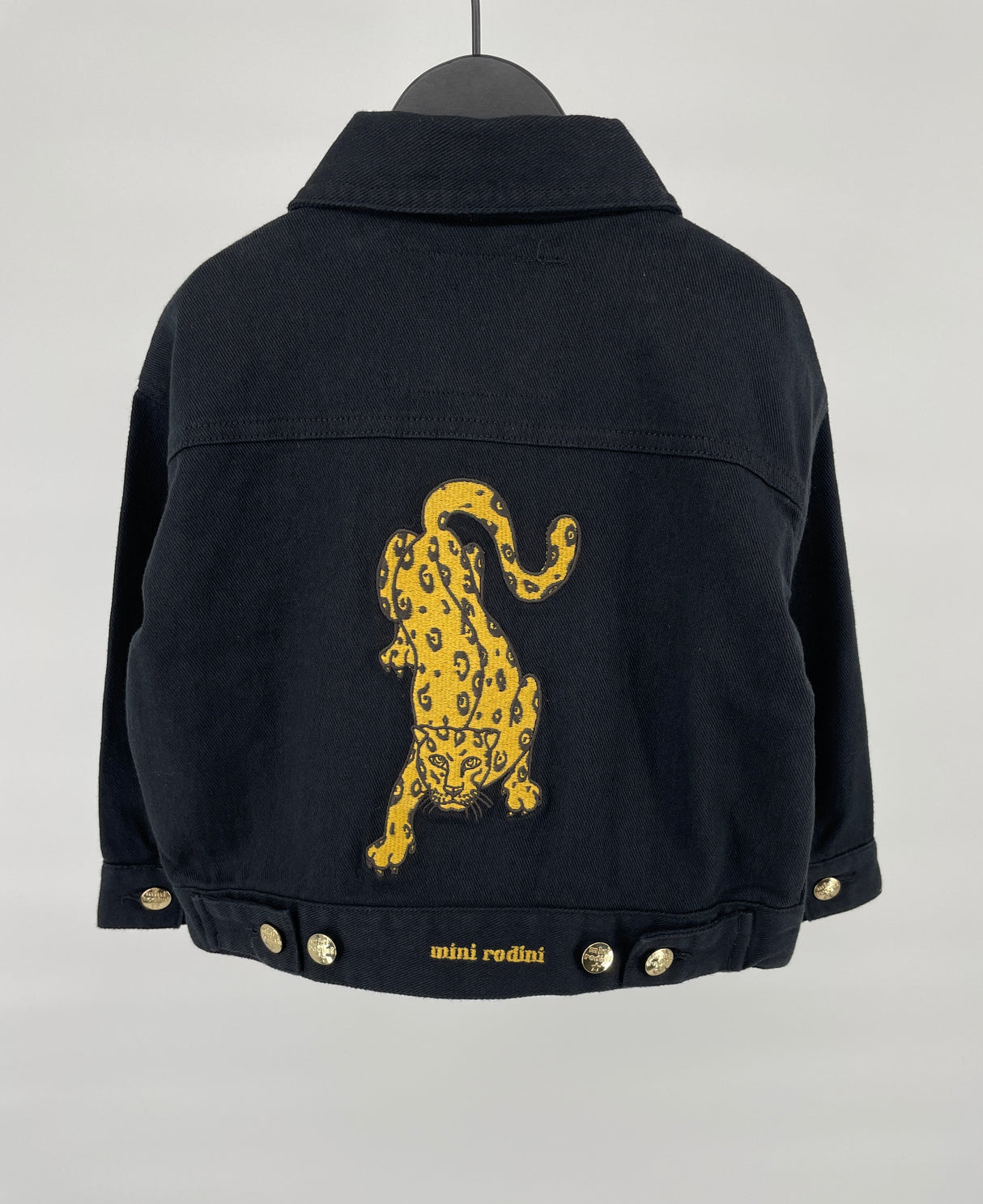 Spijkerjasje Zwart Luipaard Maat 92 / 98