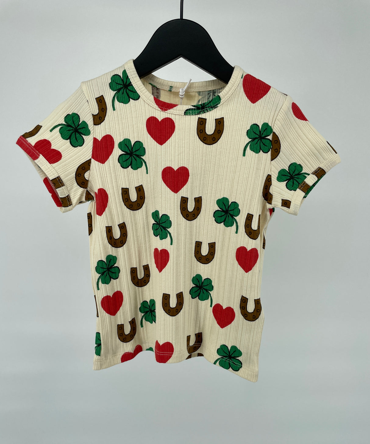 T-shirt Beige Hartjes Klavertjes Hoefijzers Print