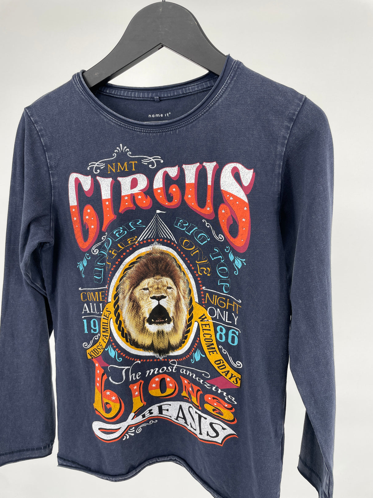 Longsleeve Donkerblauw Circus en Leeuw Print Maat 122 / 128