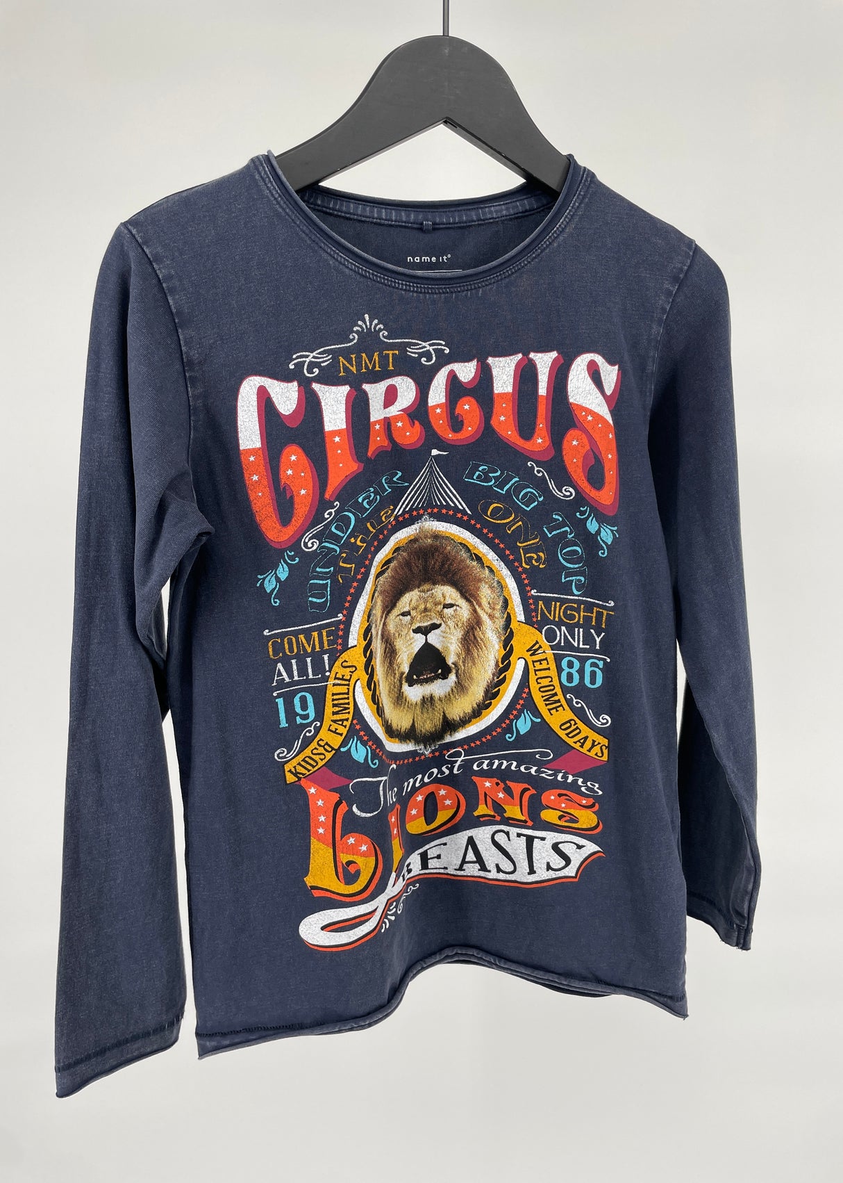 Longsleeve Donkerblauw Circus en Leeuw Print Maat 122 / 128