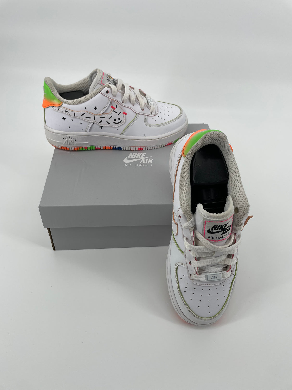 Air Force 1 LV8 Wit Smiley Multicolor Zool