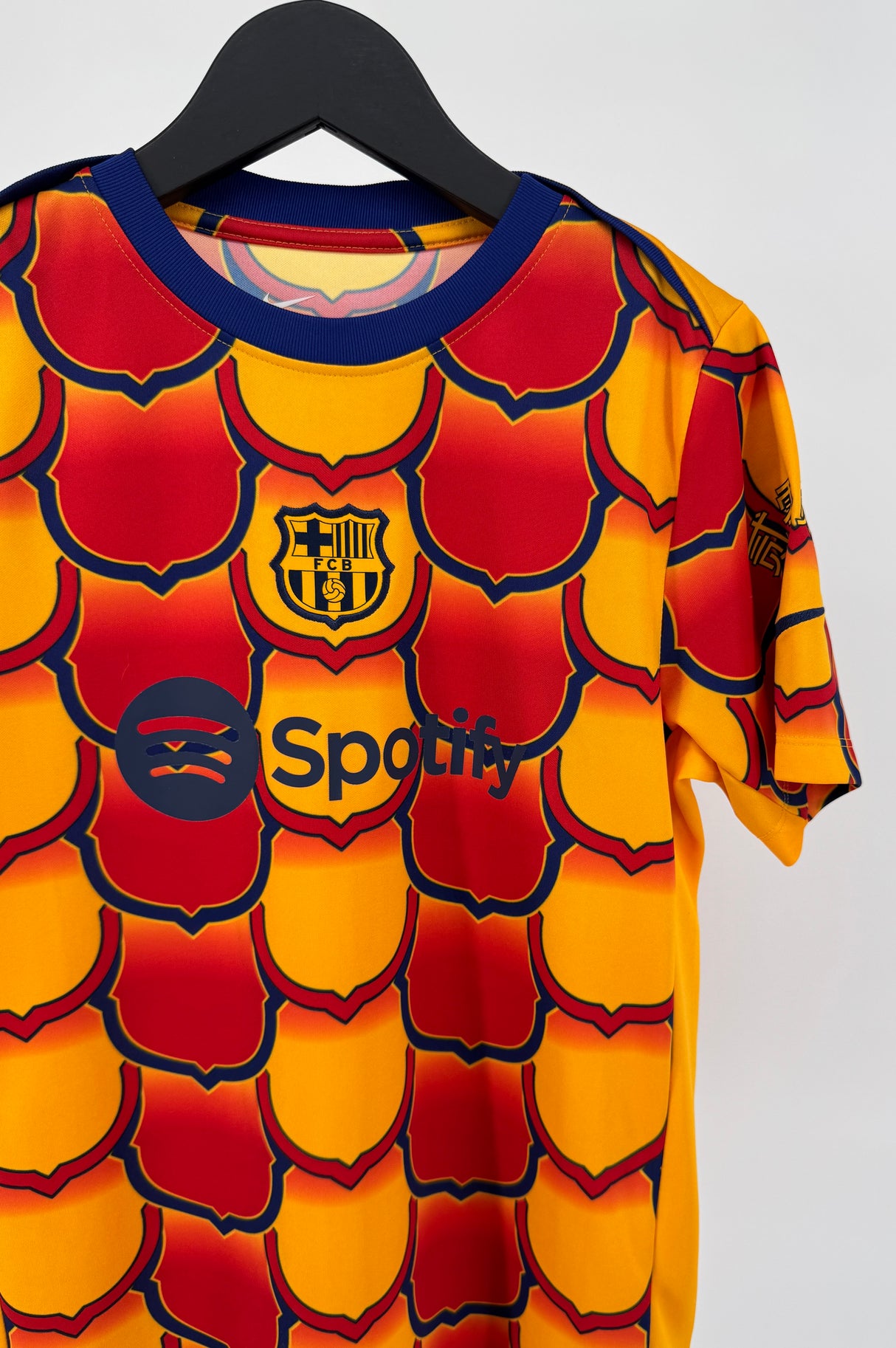FC Barcelona Voetbalshirt Pre Match Geel Rood Maat 152 / 158