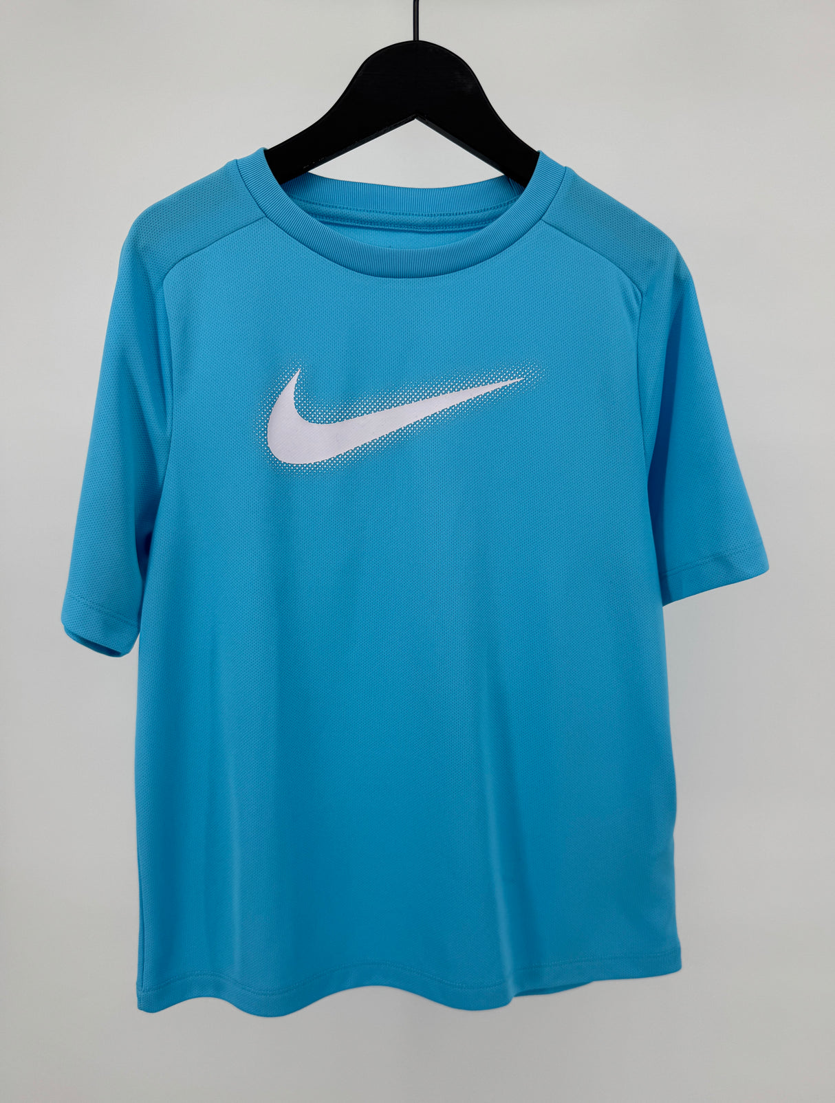T-shirt Lichtblauw Witte Swoosh Maat 140 / 146