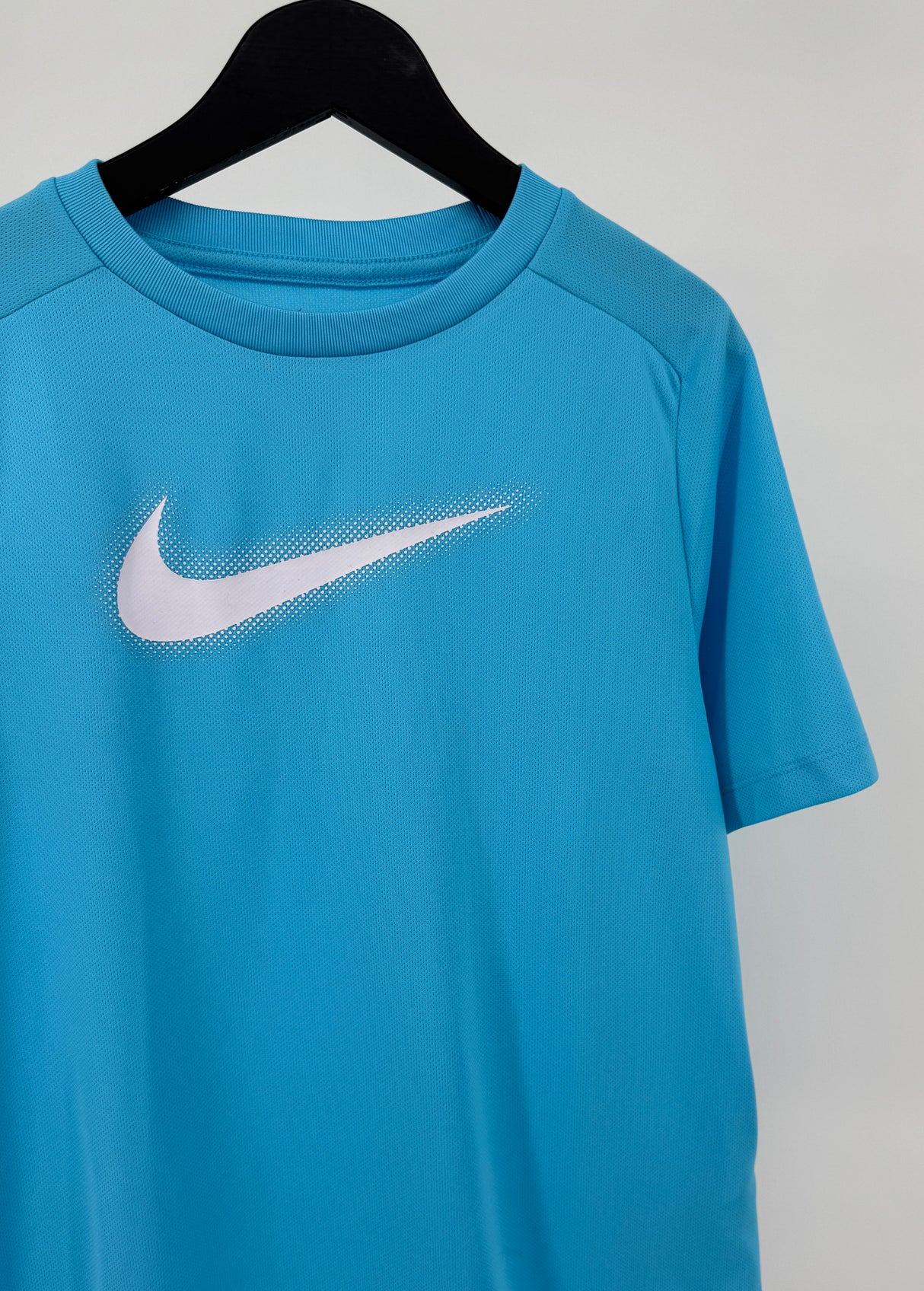 T-shirt Lichtblauw Witte Swoosh Maat 140 / 146