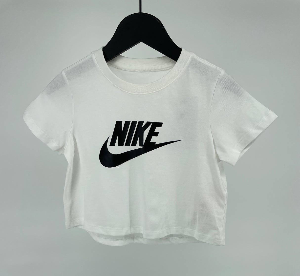 Cropped T-shirt Wit met Zwart Logo Maat 122 / 128