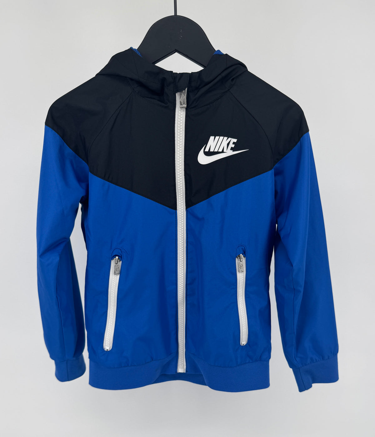 Windrunner Blauw Zwart Maat 110 / 116