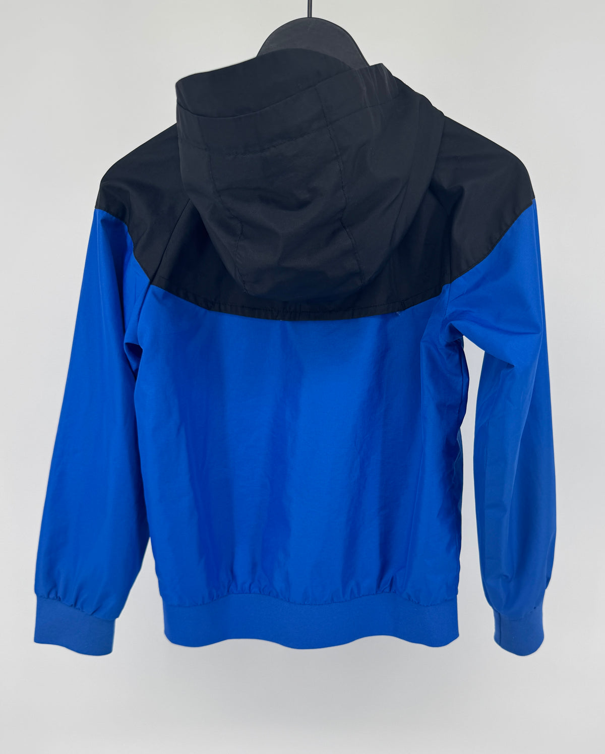 Windrunner Blauw Zwart Maat 110 / 116