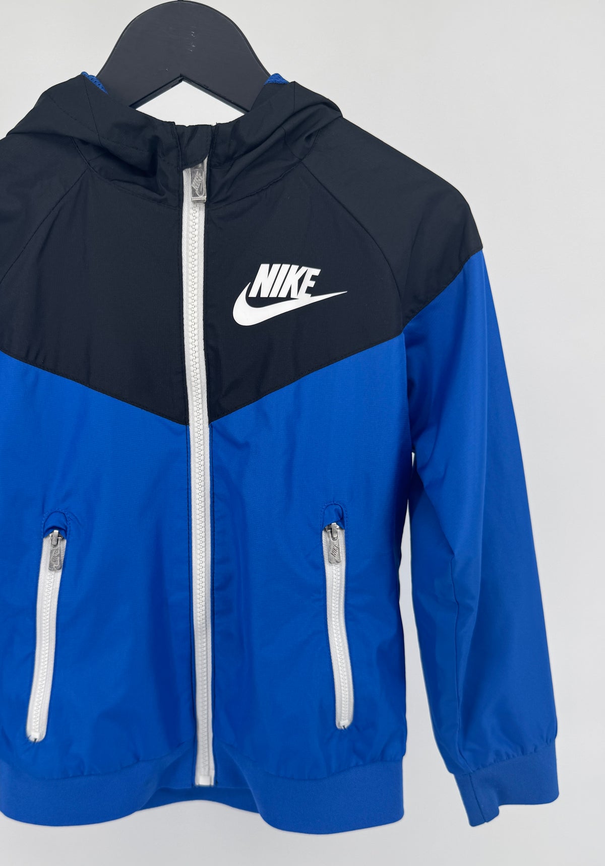 Windrunner Blauw Zwart Maat 110 / 116