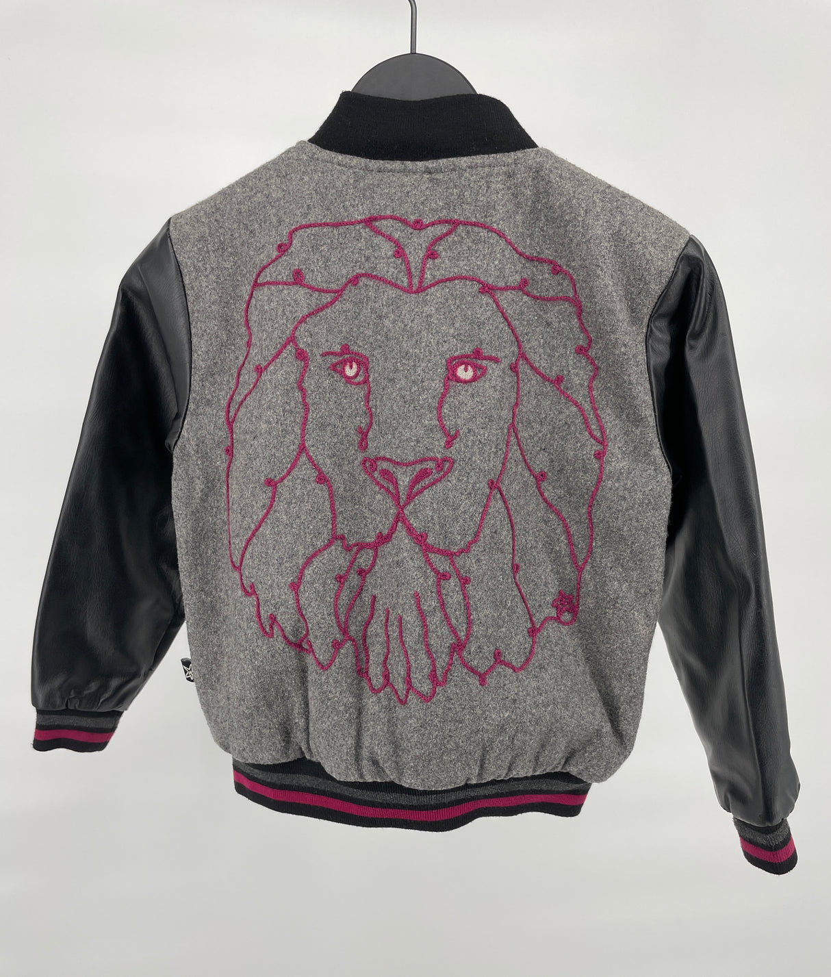 Baseball Jas Grijs Zwart Leeuw Maat 98 - 104