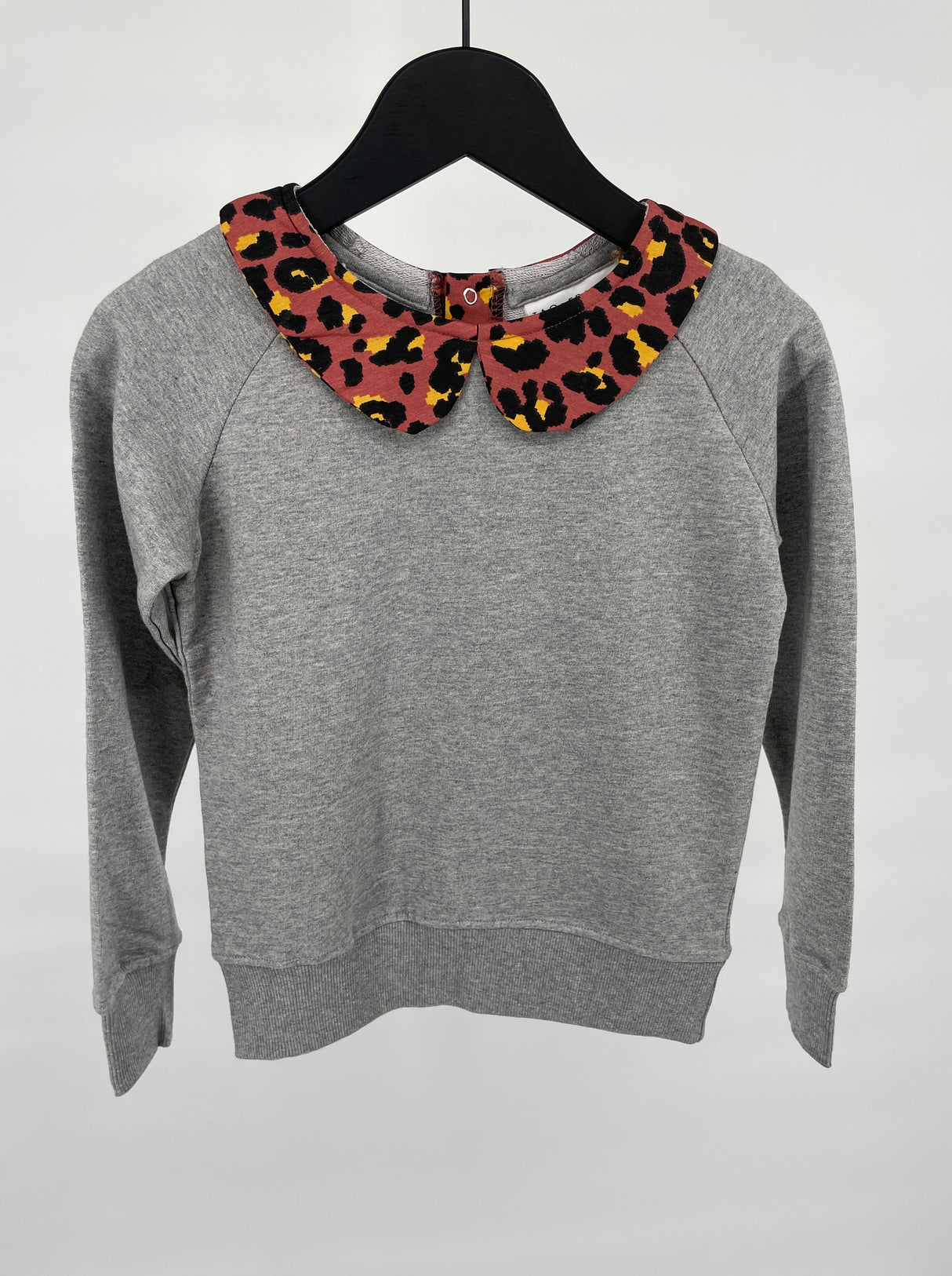Trui Grijs Kraag Rood Luipaard Maat 104 / 110