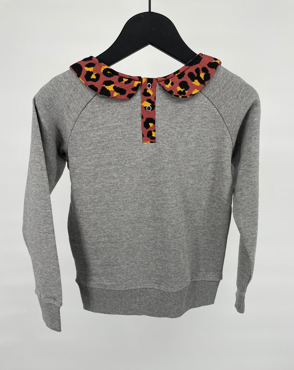 Trui Grijs Kraag Rood Luipaard Maat 104 / 110