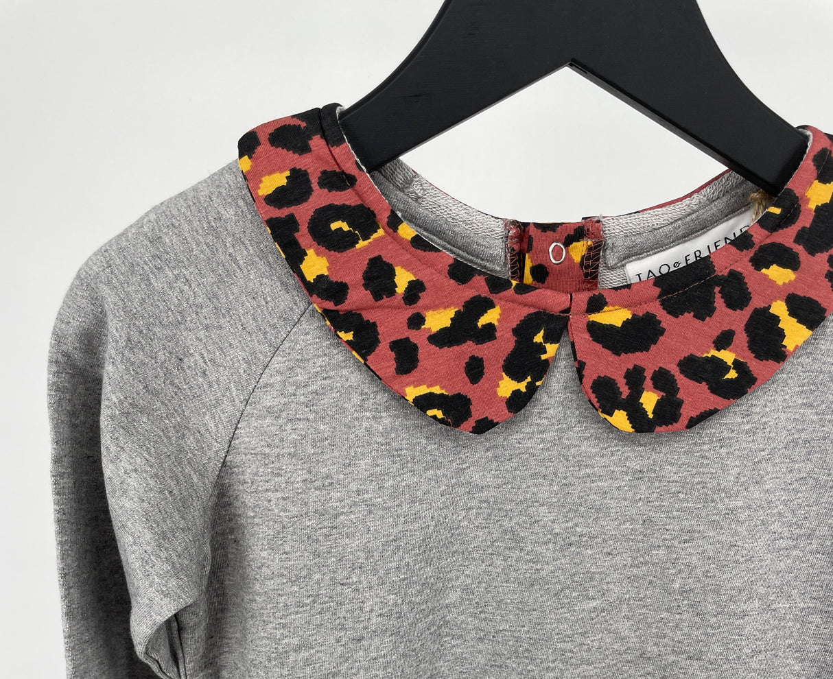 Trui Grijs Kraag Rood Luipaard Maat 104 / 110