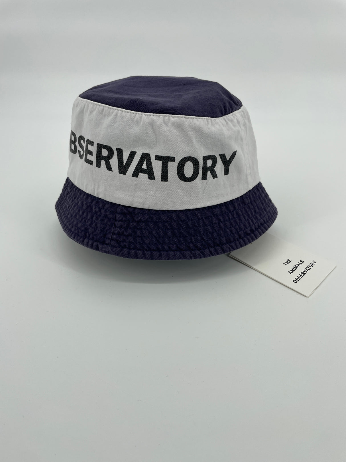 Vissershoedje Donkerblauw Wit Logo