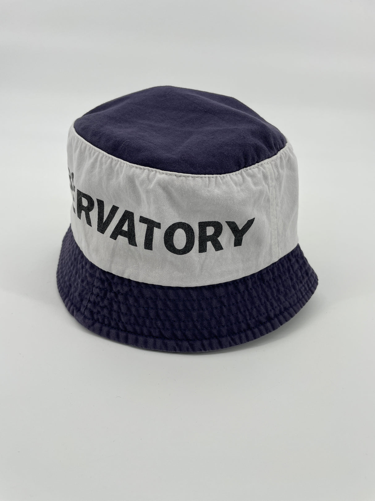 Vissershoedje Donkerblauw Wit Logo