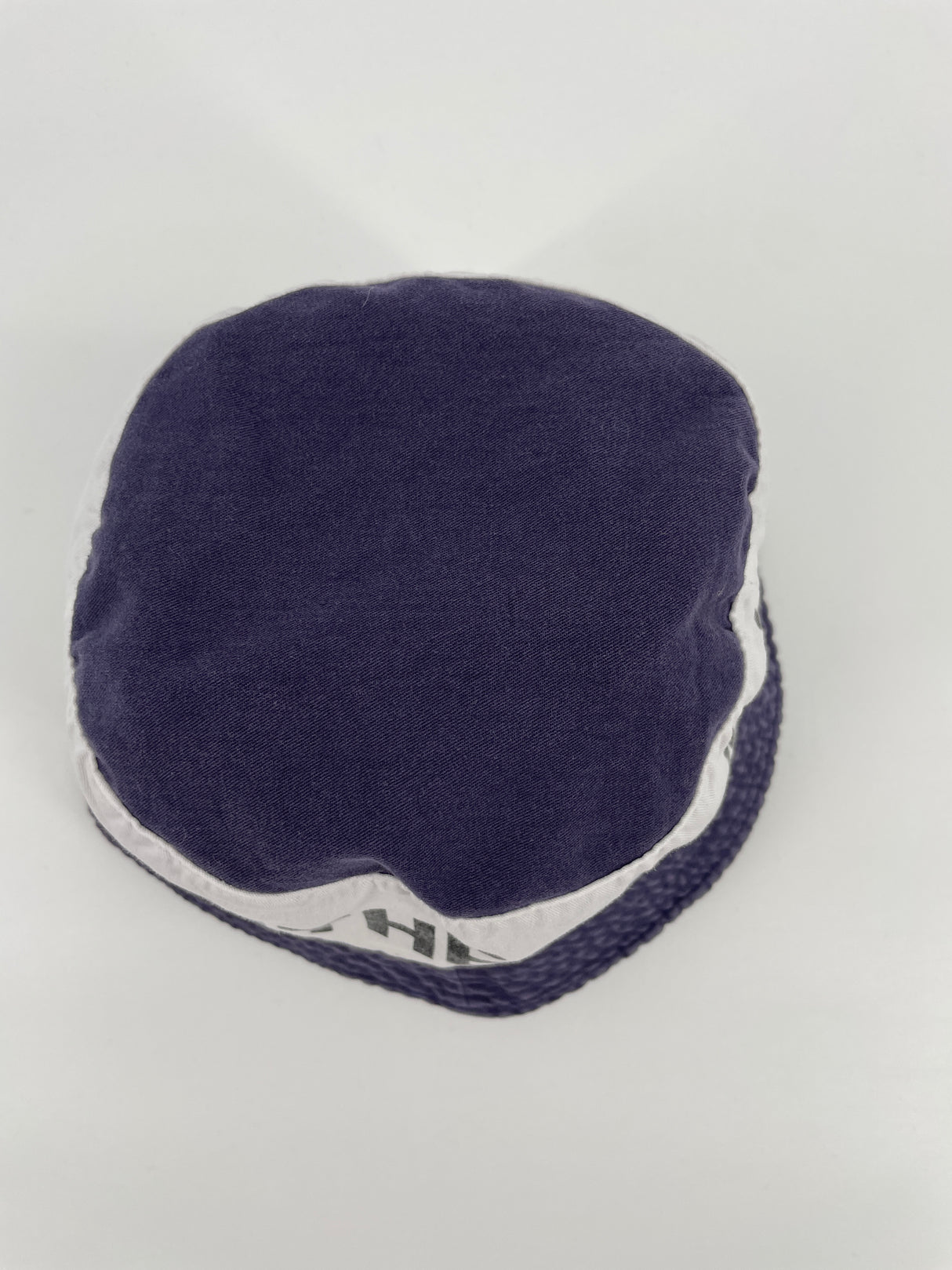 Vissershoedje Donkerblauw Wit Logo