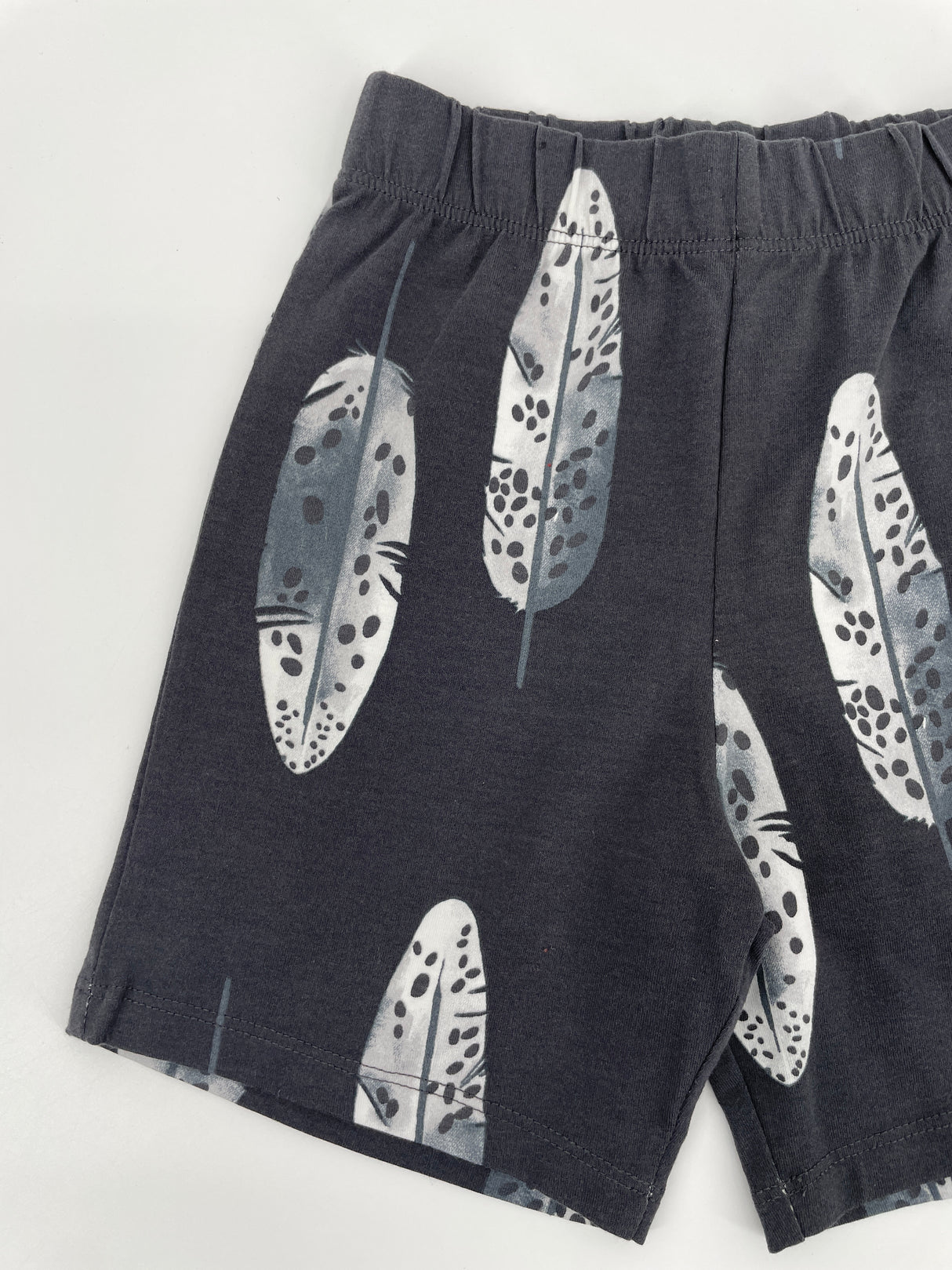 Korte Broek Grijs met Veren Print