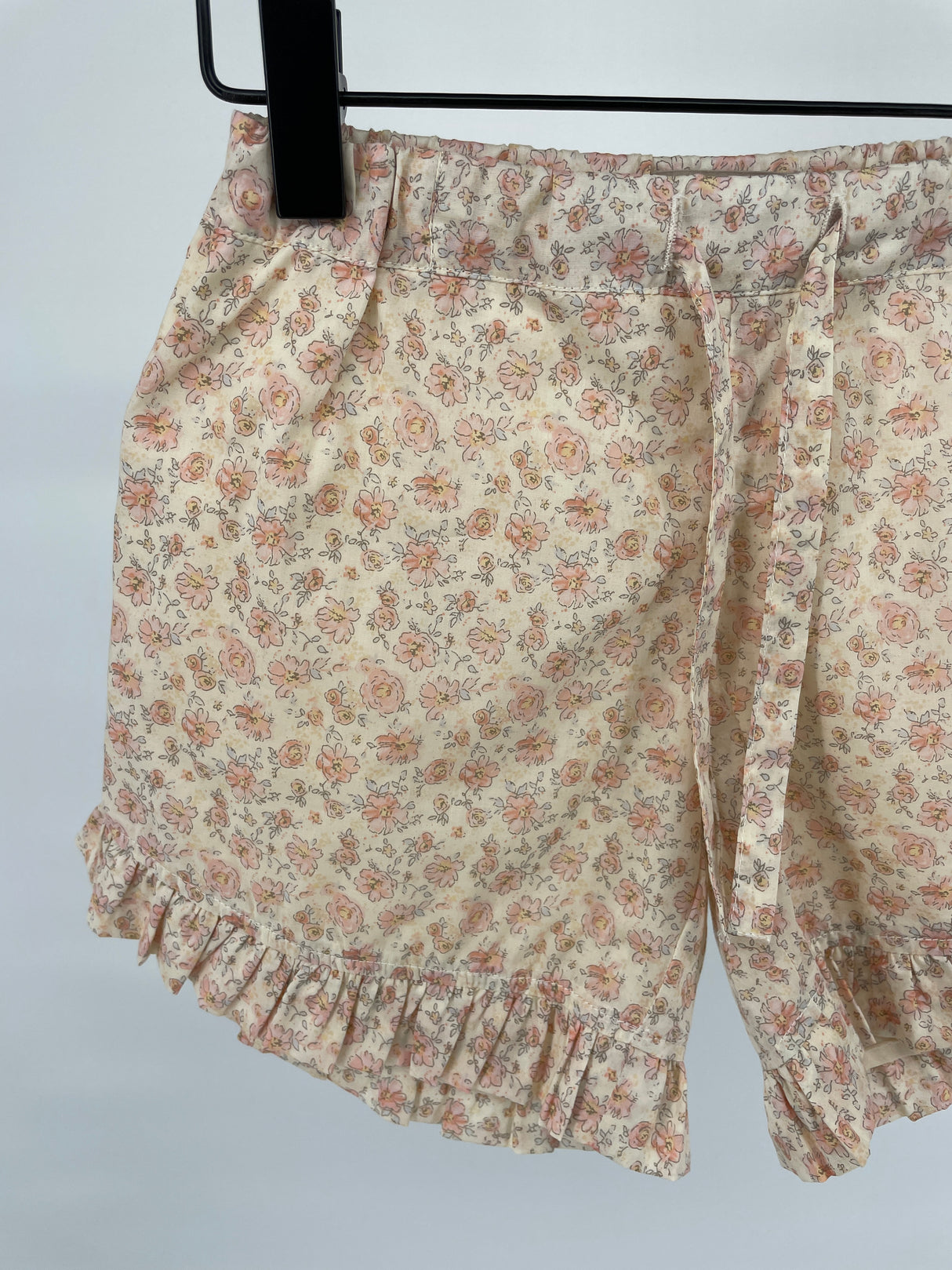 Korte Broek Beige Bloemetjes Print Roesjes Maat 110