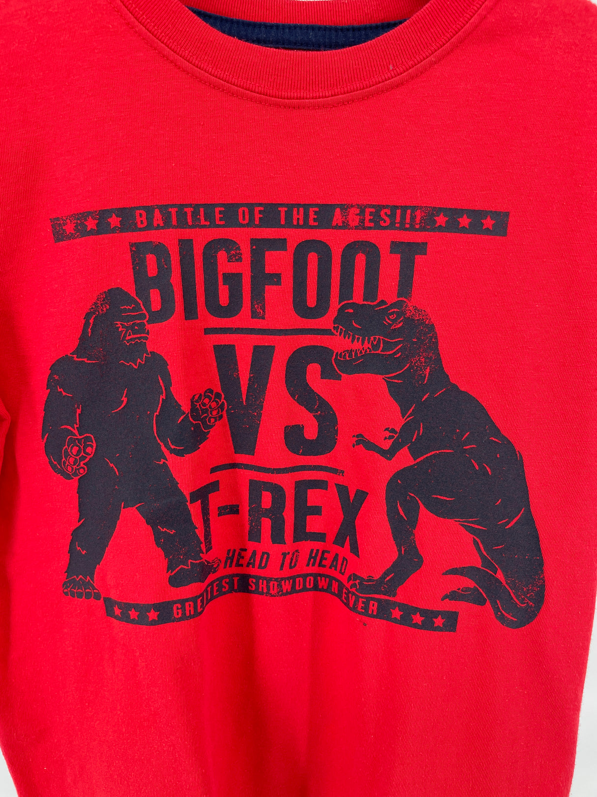 T-shirt Rood Bigfoot vs T-Rex Maat 122