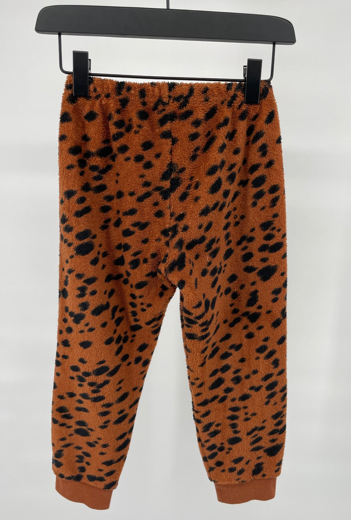 Pyjama Bruin Cheeta Fleece Maat 110 / 116