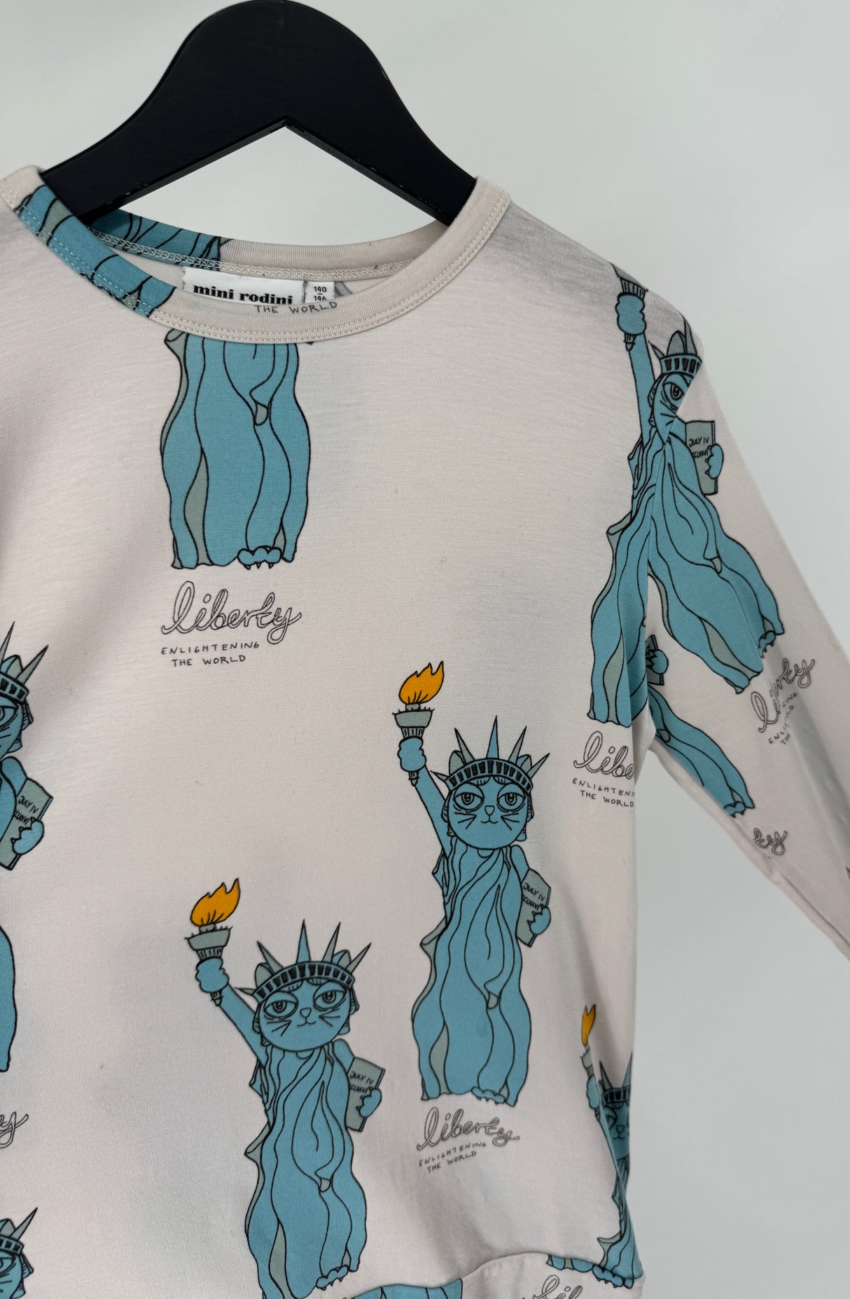Longsleeve Beige New York Vrijheidsbeeld Print Maat 140 / 146