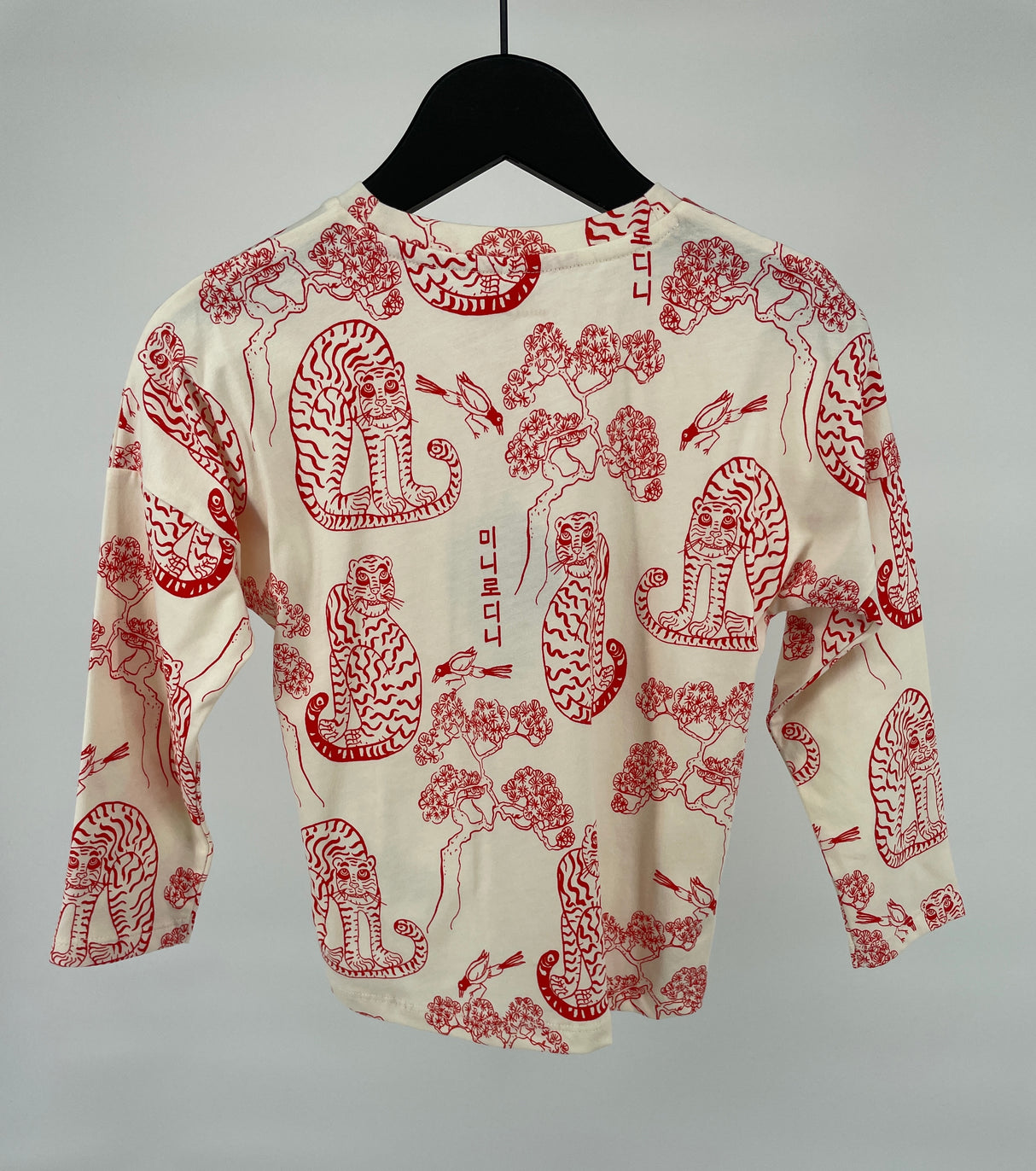 Longsleeve Beige Rood Tijger Print Maat 104 / 110
