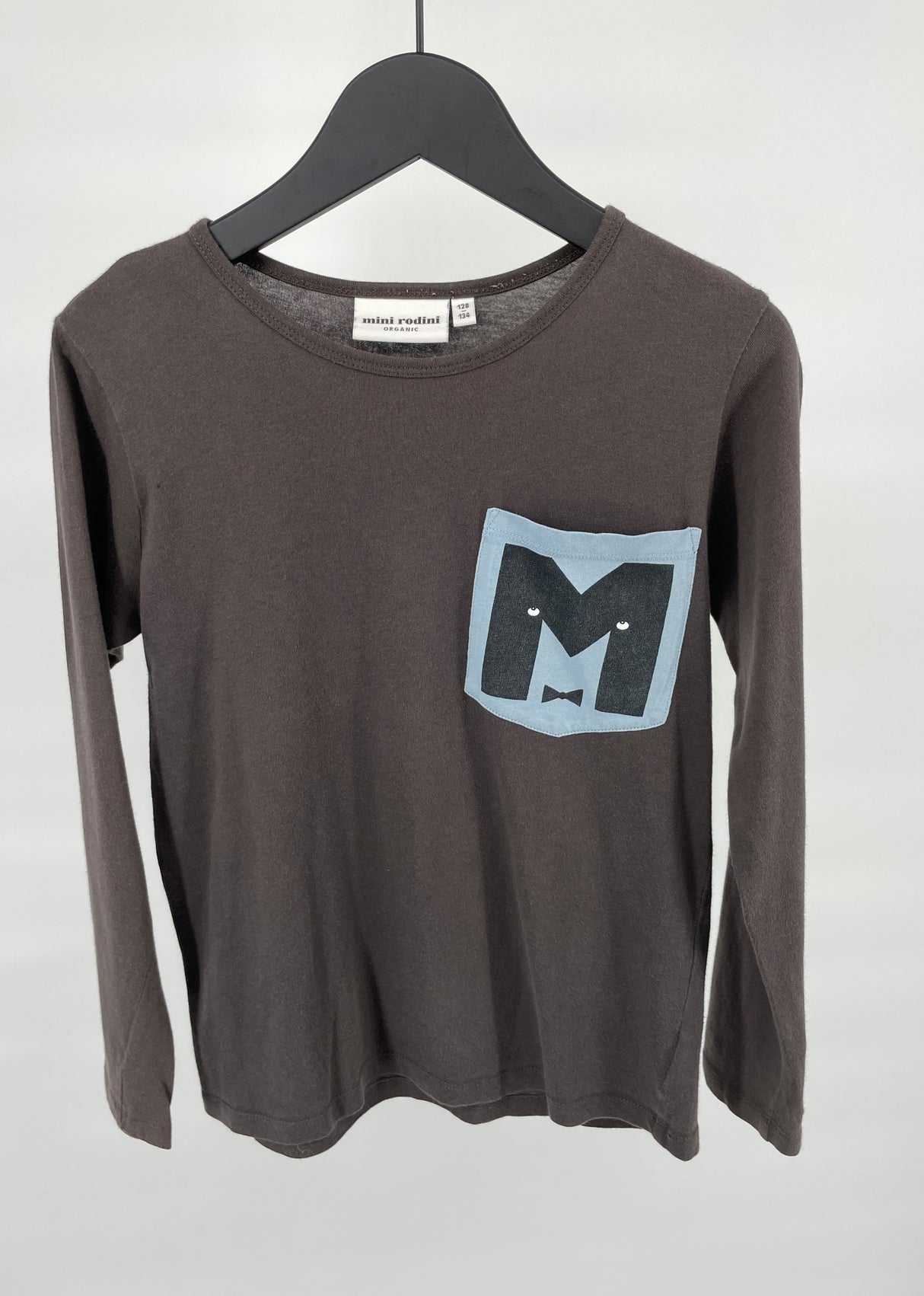 Longsleeve Bruin Zakje Letter M Maat 128 / 134