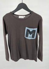 Longsleeve Bruin Zakje Letter M Maat 128 / 134