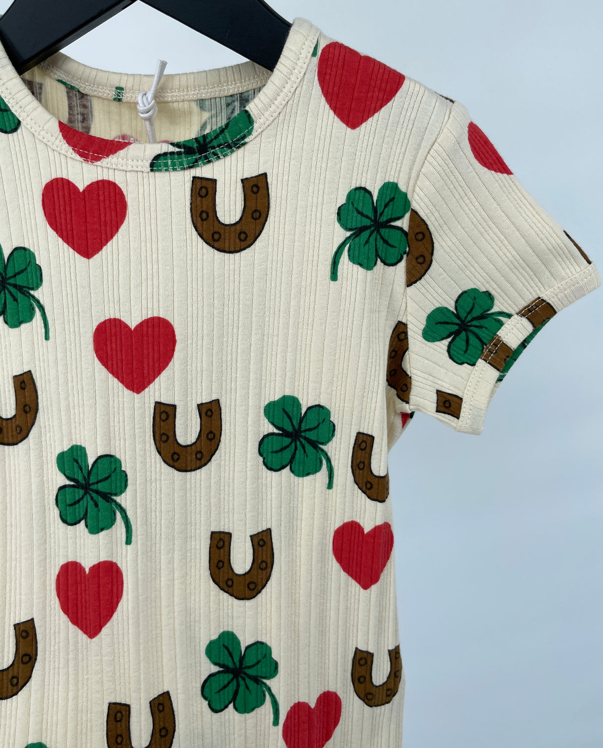 T-shirt Beige Hartjes Klavertjes Hoefijzers Print