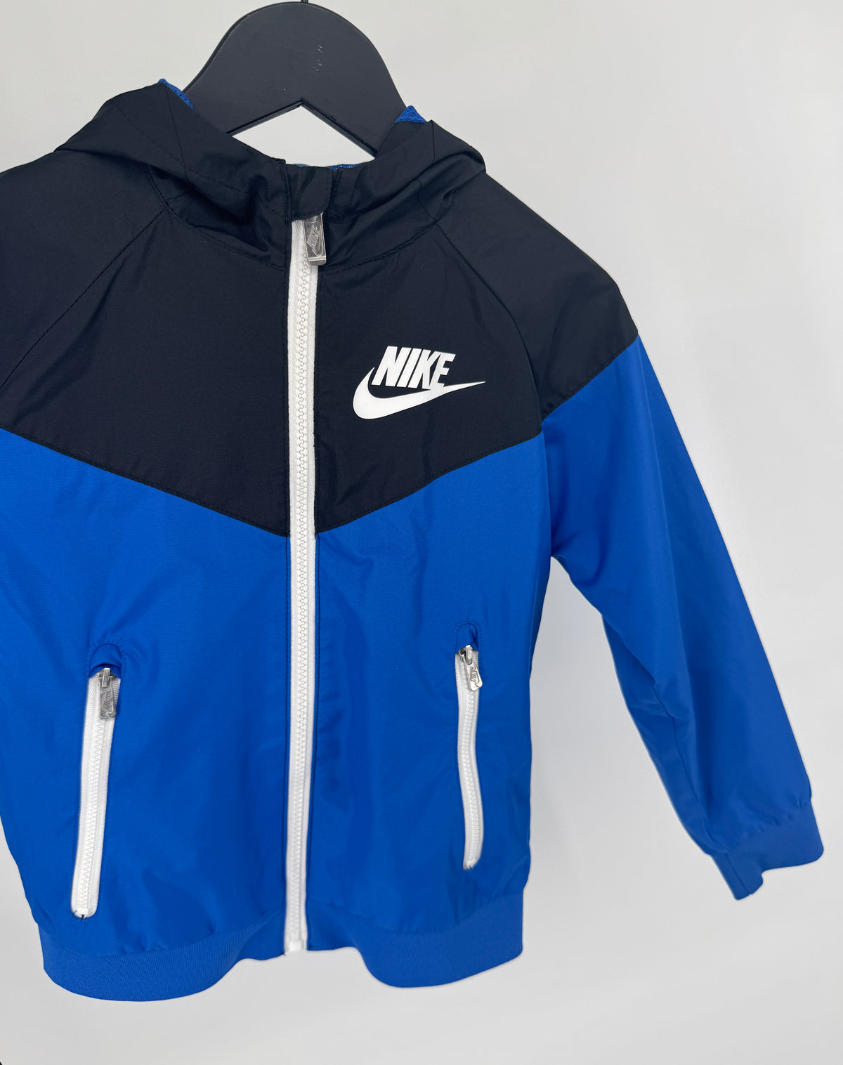 Windrunner Blauw Zwart Maat 110 / 116